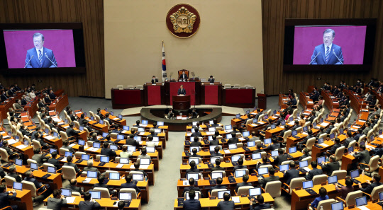 문재인 대통령이 16일 국회 본회의장에서 열린 제21대 국회 개원식에서 개원축하 연설을 하고 있다.   연합뉴스